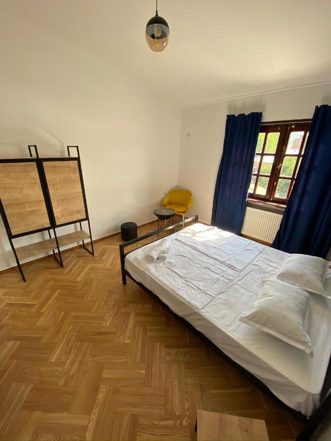 Red Door Appartement Tbilisi Buitenkant foto